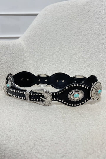 Cinto vintage com fivela prateada e detalhes turquesa