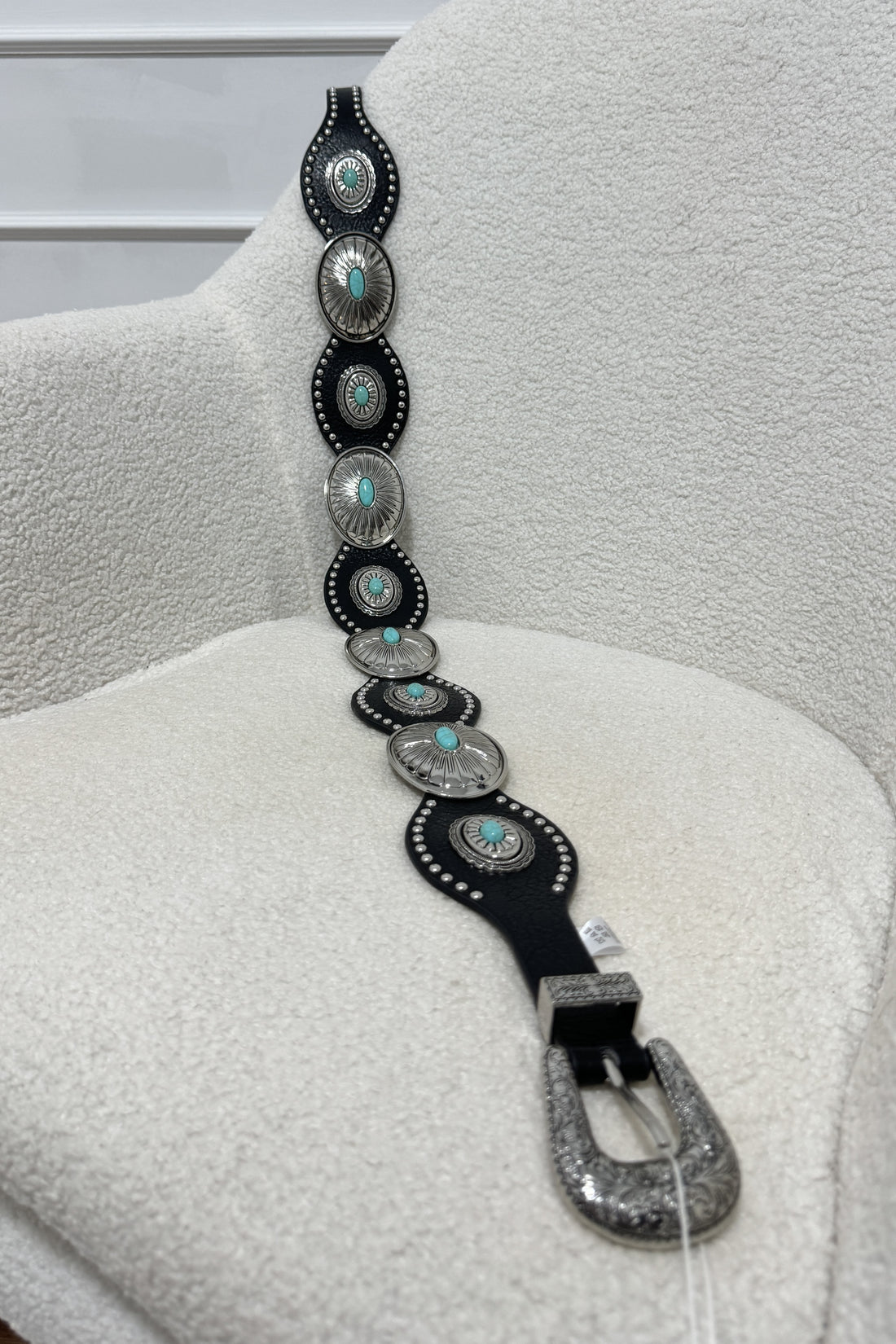 Cinto vintage com fivela prateada e detalhes turquesa