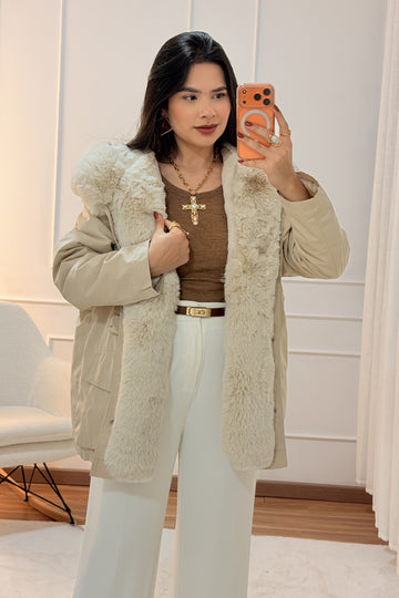 Casaco parka com capuz em pêlo