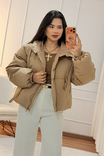 Casaco curto com capuz