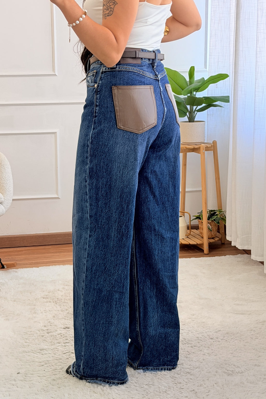 Calça com bolsos traseiros em PU QUEEN HEARTS