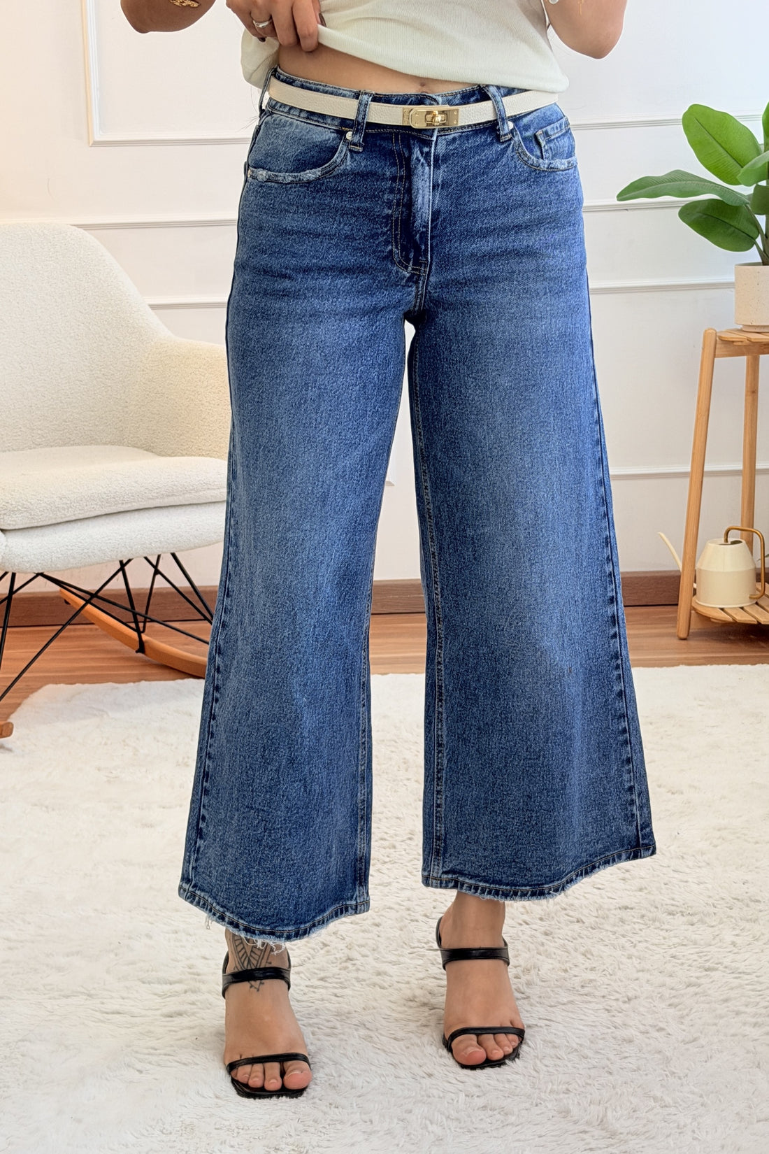 Calça jeans com barra desfiada  QUEEN HEARTS