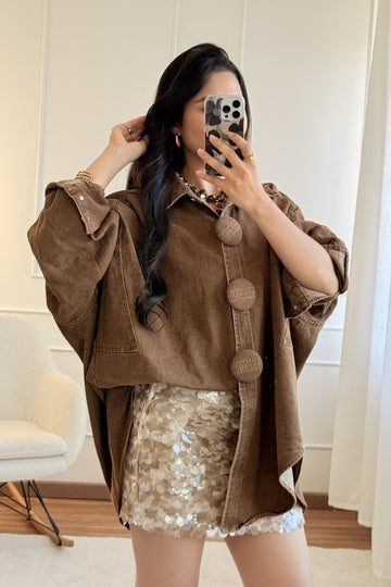 Camisa oversize com botões bordados