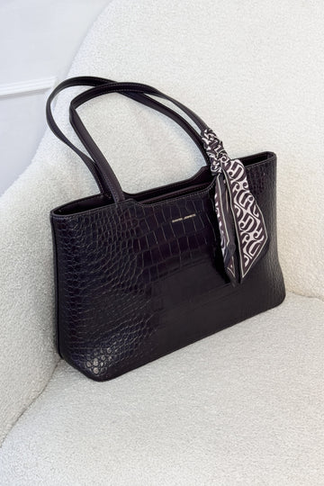 Tote com textura de crocodilo e lenço decorativo