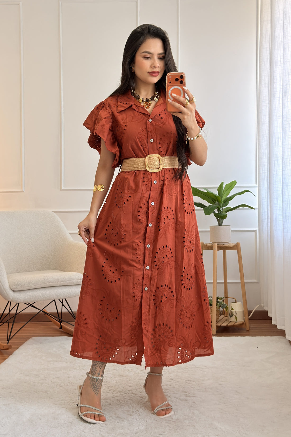 Vestido camisa midi em bordado inglês com cinto
