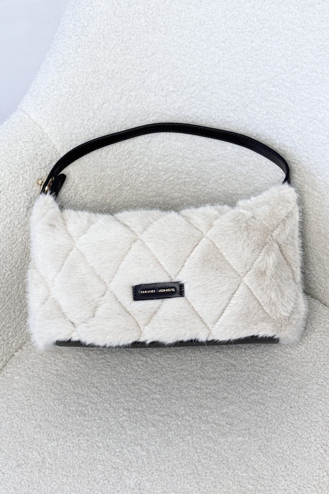 Bolsa de axilo em peluche com losangos