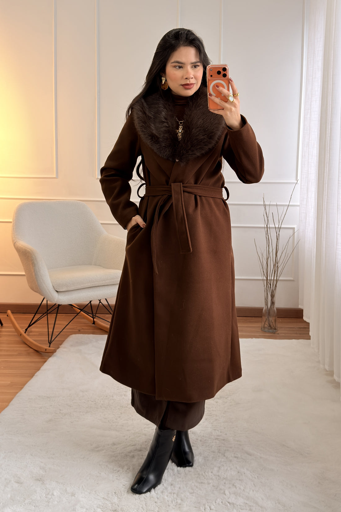 Casaco Fazenda Longo com Gola de Pêlo Sintético e Cinto