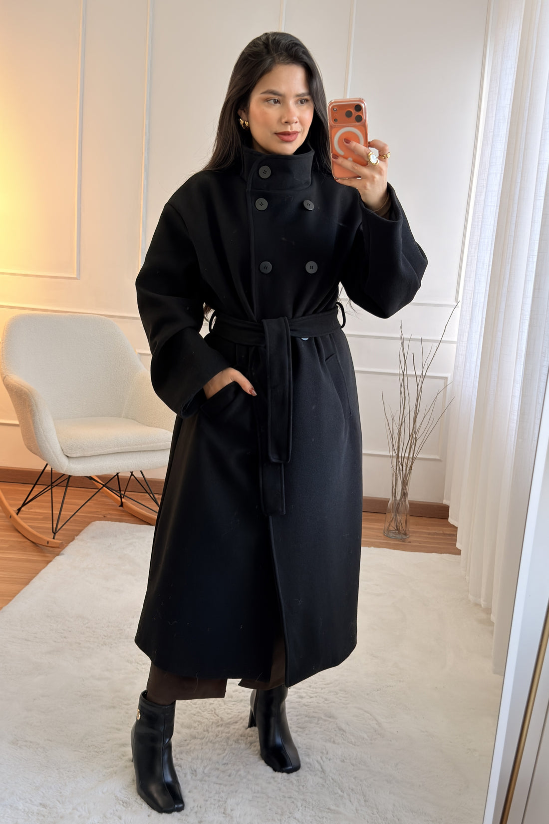 Casaco Longo Preto com Gola Subida
