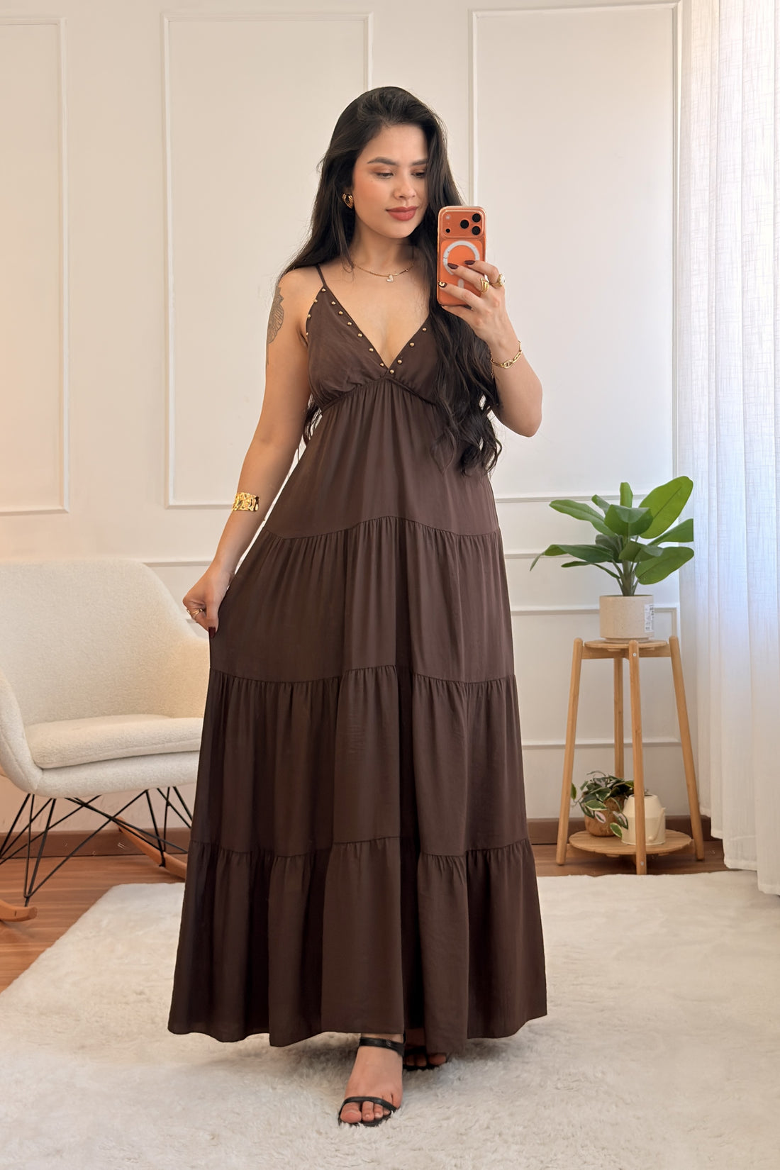 Vestido fluido com aplicação de tachas