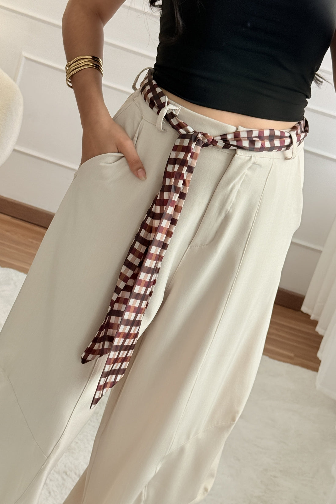 Calça largas com cinto lenço
