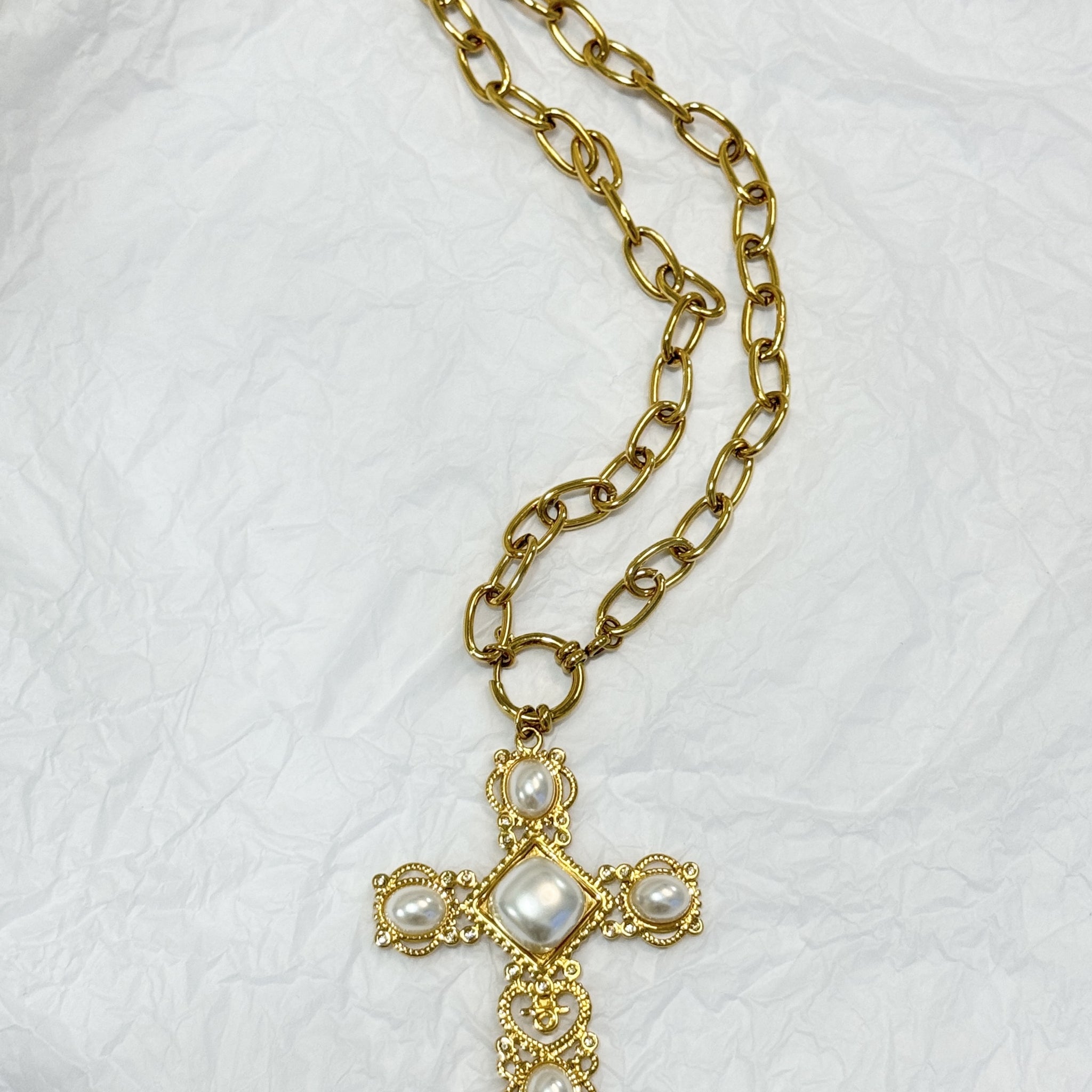 Colar cruz dourada com pérolas
