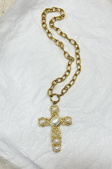 Colar cruz dourada com pérolas