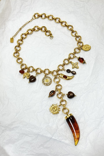 Colar vintage dourado com pendentes e detalhe em resina âmbar