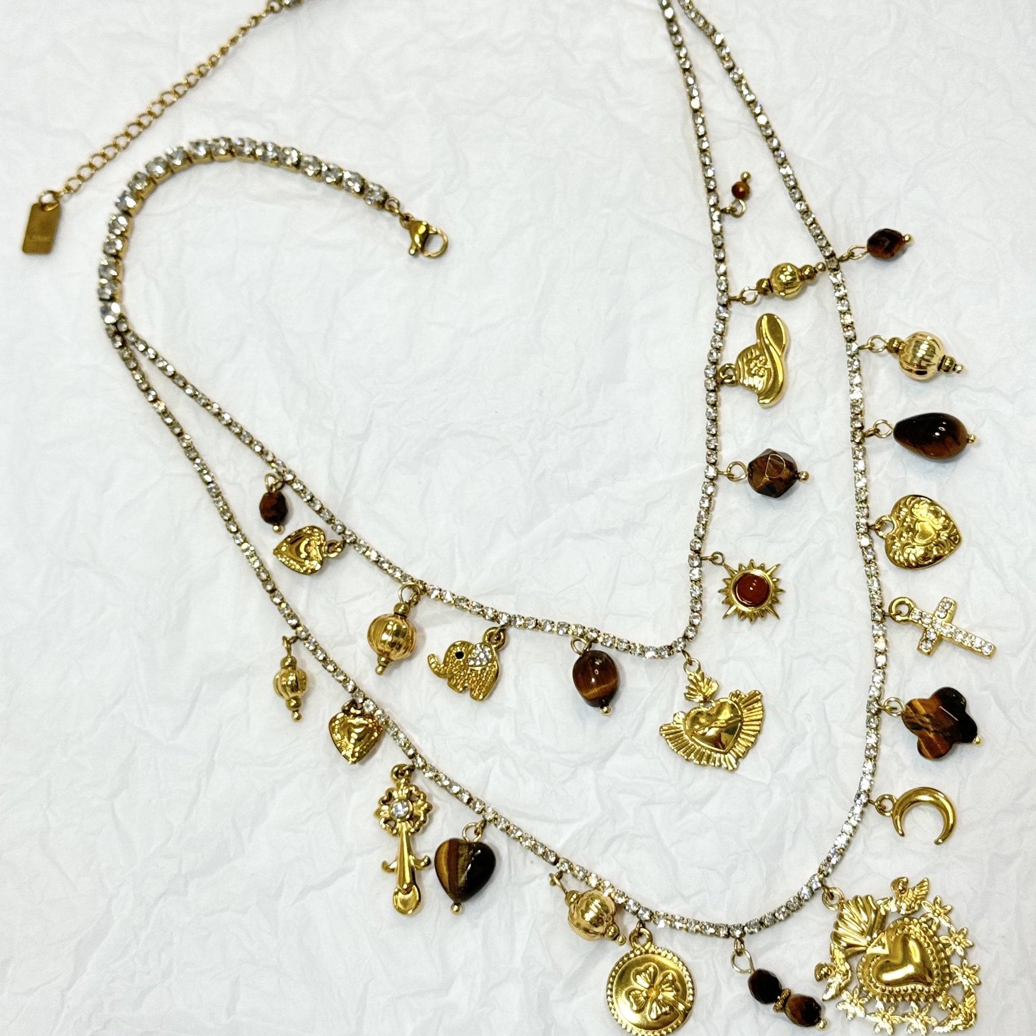 Colar vintage dourado com pendentes e cristais