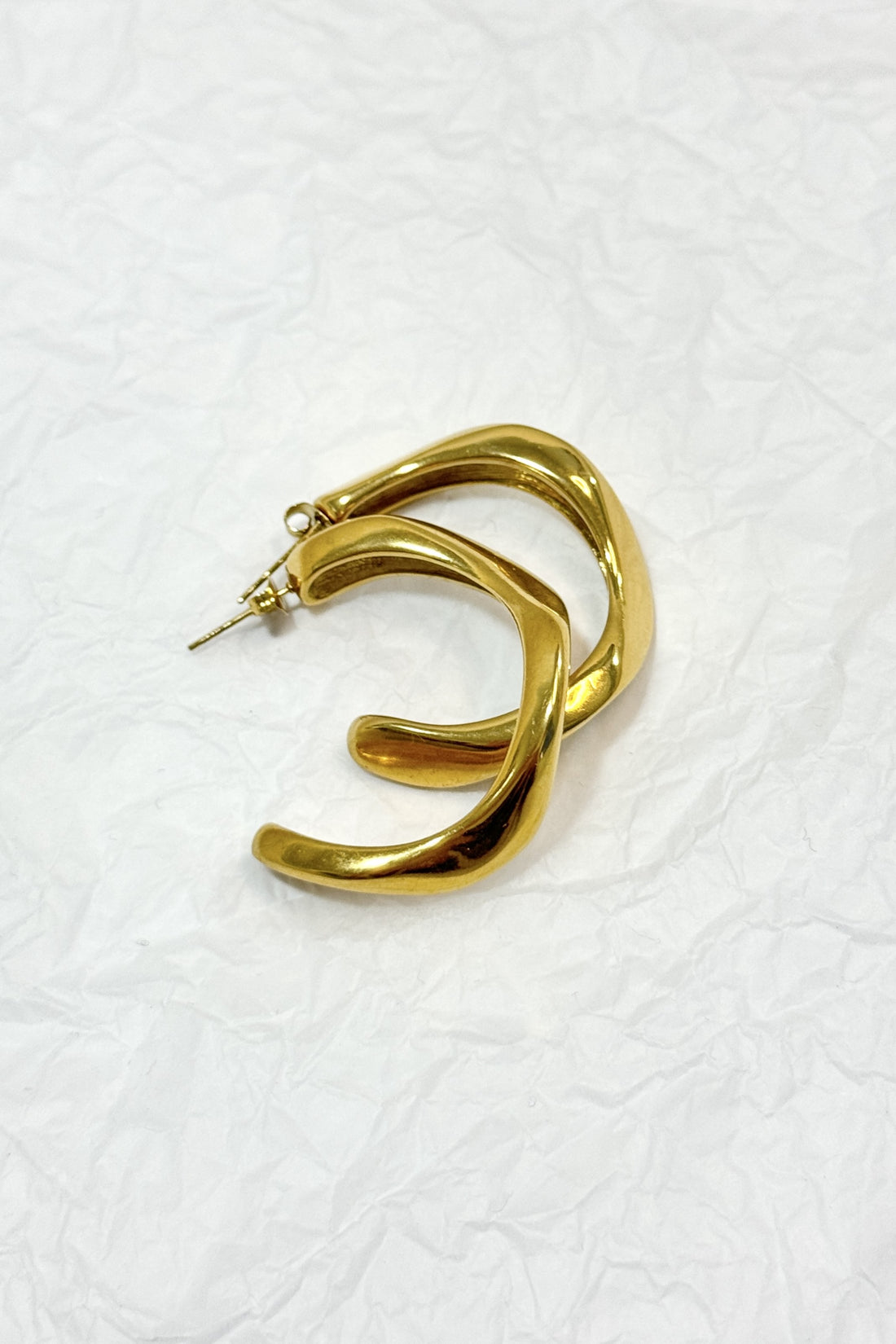 Brincos dourados torcidos