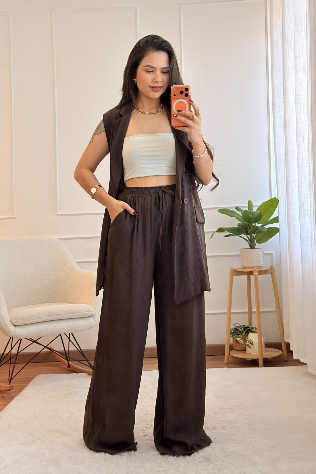 Conjunto de colete e calças fluidas