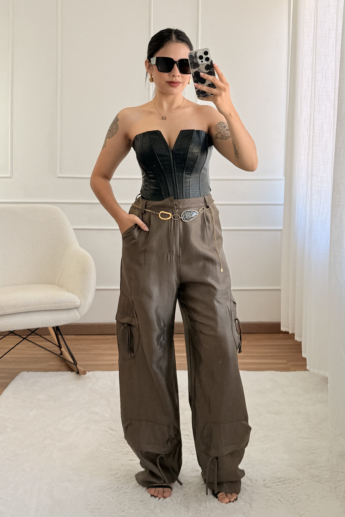 Calça cargo em cetim com detalhe rendado AZAKA