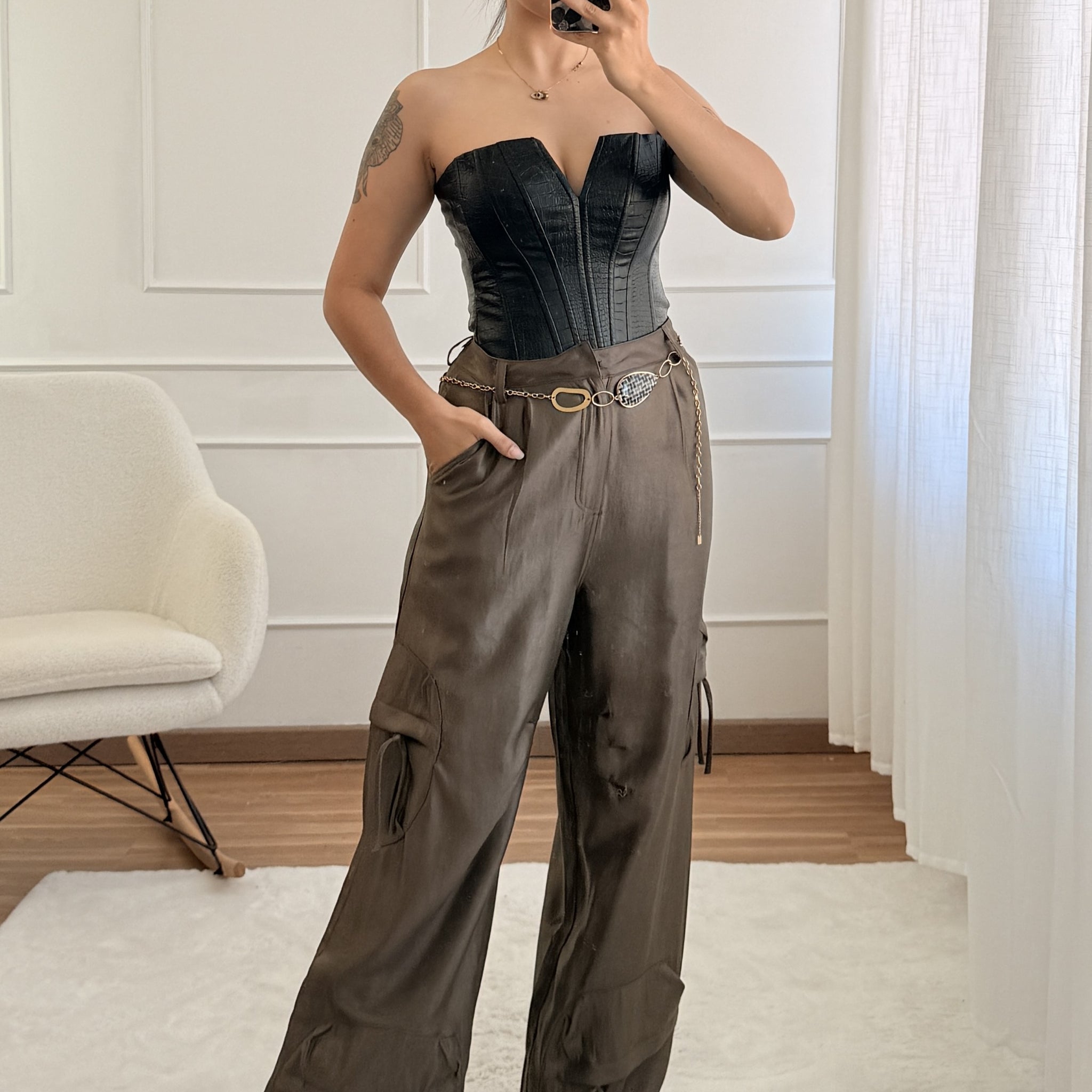 Calça cargo em cetim com detalhe rendado AZAKA