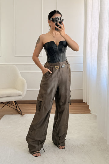 Calça cargo em cetim com detalhe rendado AZAKA