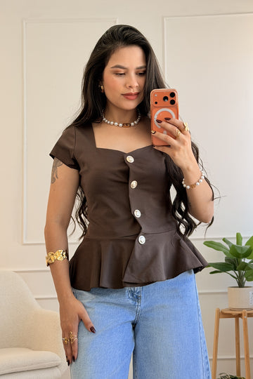 Top peplum com botões decorativos