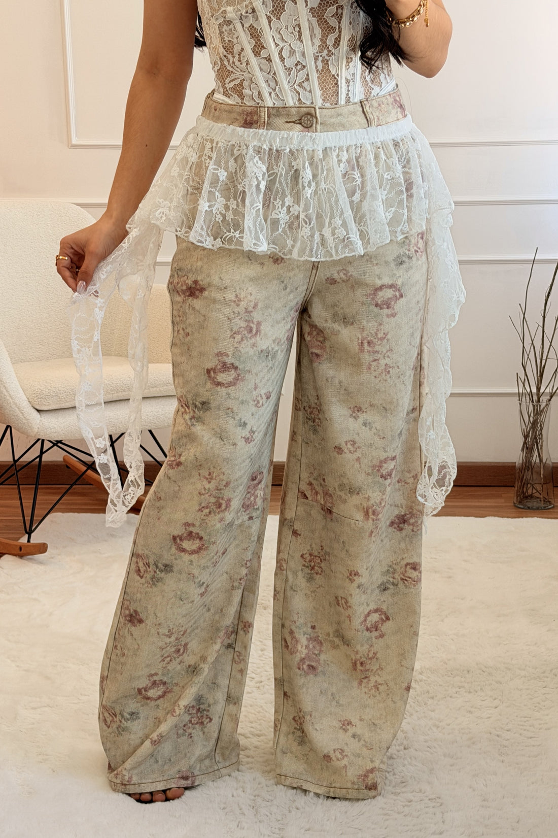 Calça Floral com Saia Sobreposta Rendada – AZAKA