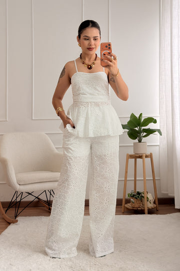 Conjunto em bordado inglês com calça