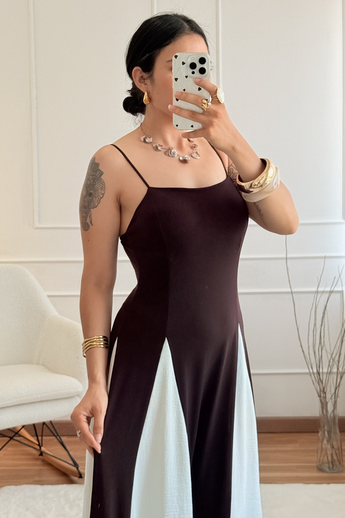 Vestido recortes contrastantes