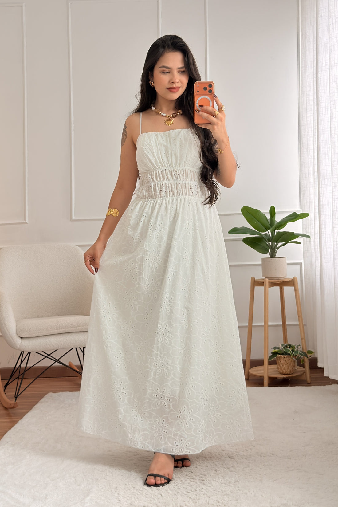 Vestido com alças ajustáveis e bordado inglês