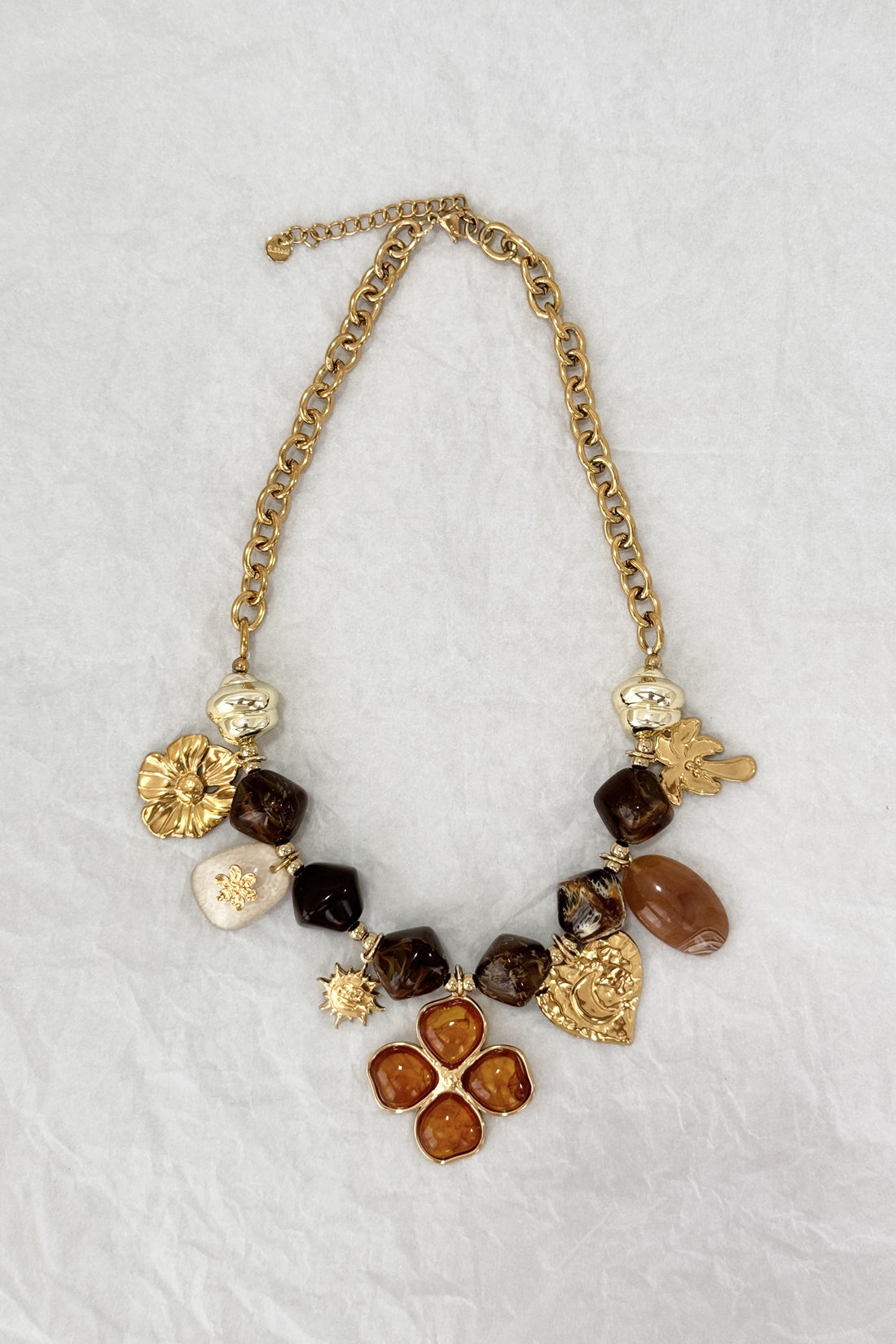 Colar boho em aço com detalhes florais
