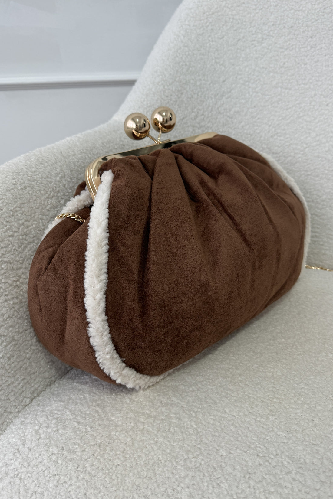 Bolsa veludo fecho dourado