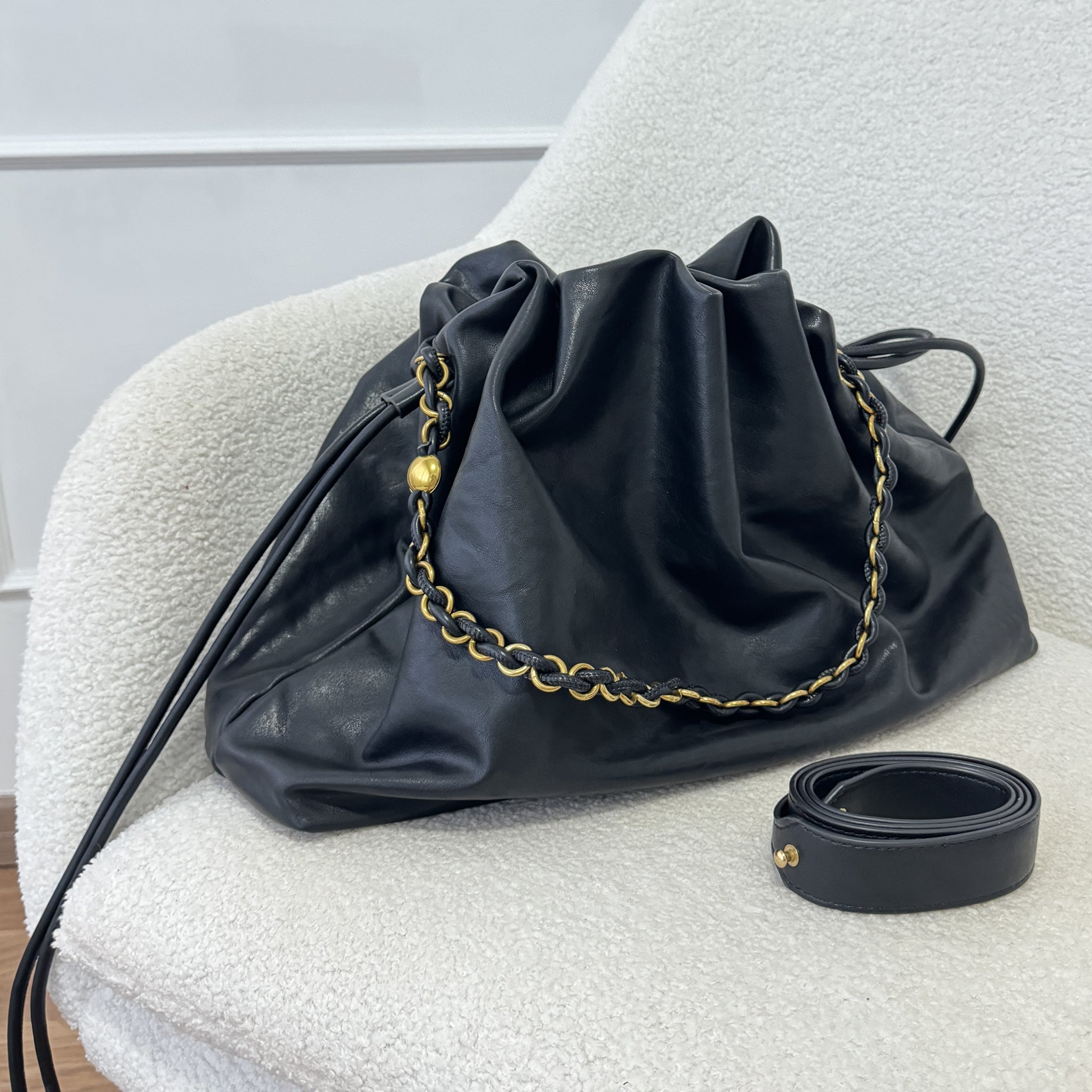 Bolsa macio com corrente dourada L