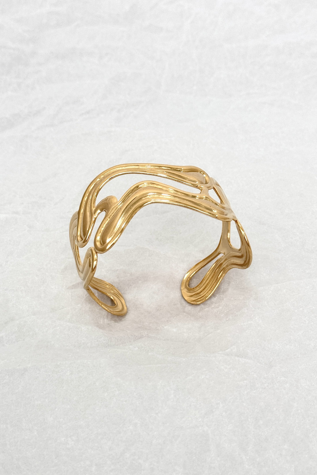 Pulseira aberta em aço  com linhas orgânicas