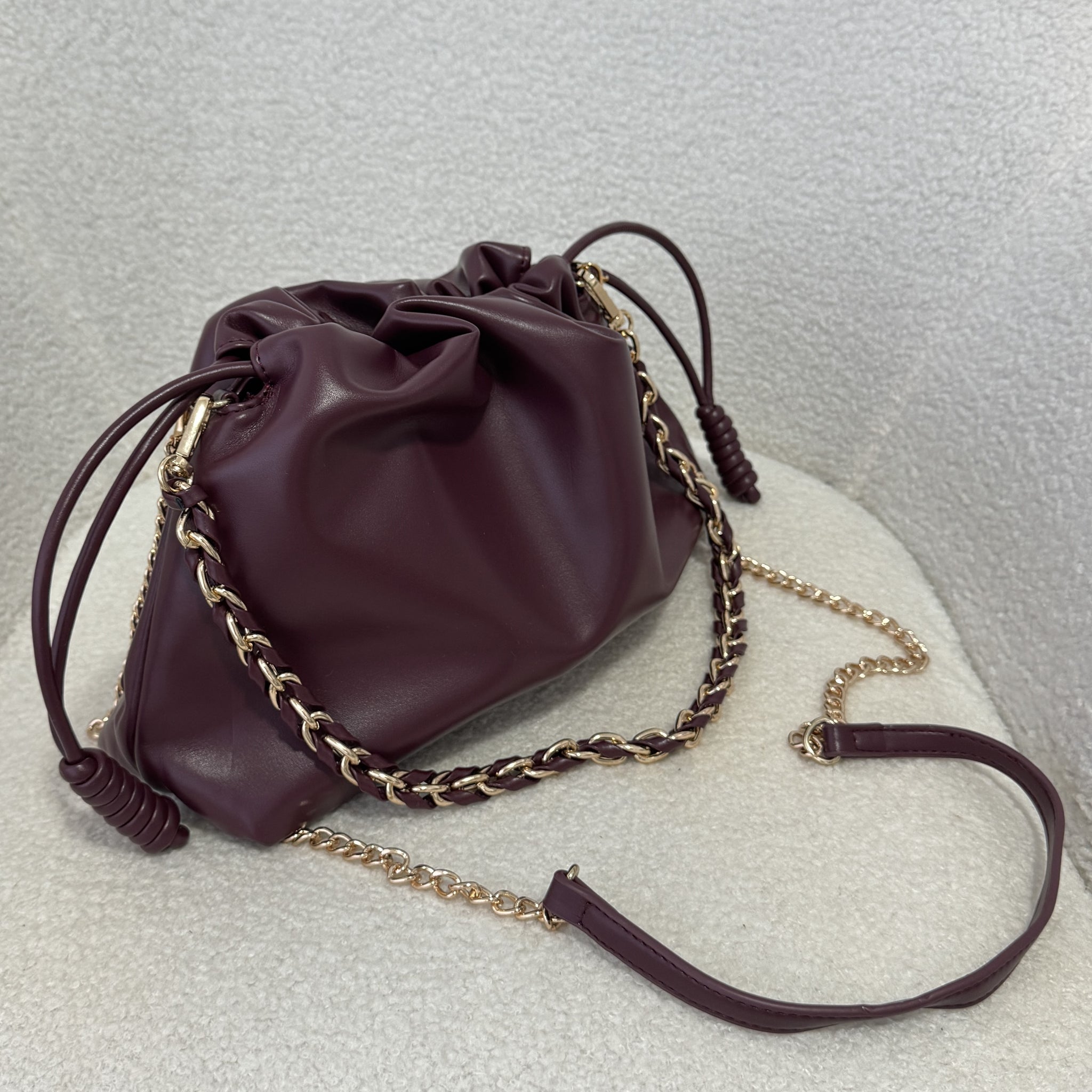 Bolsa macio com corrente dourada S