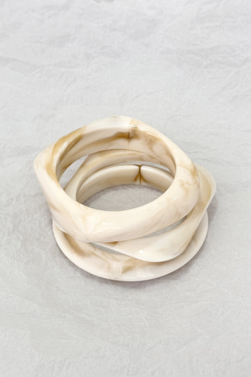 Conjunto de três pulseiras geométricas em resina com efeito mármore creme