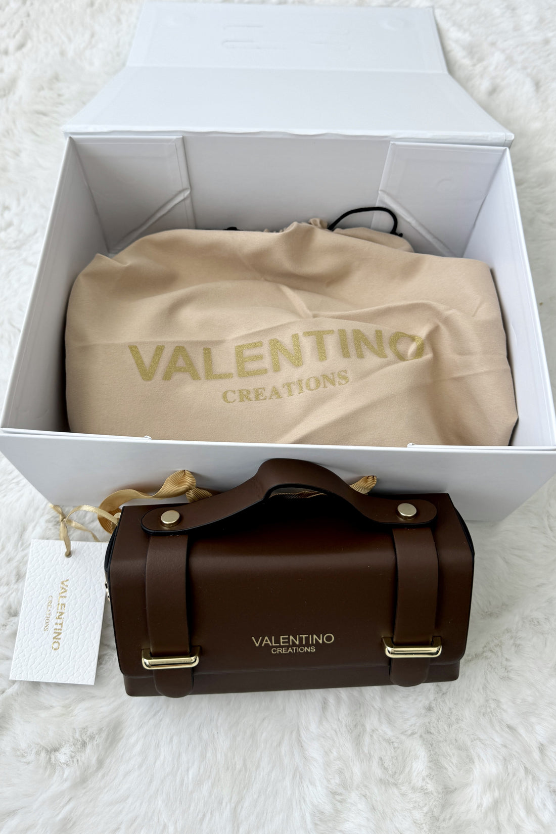 Bolsa Valen em pele com corrente dourada