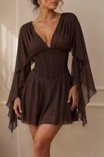 Vestido com decote em V profundo e cintura corset