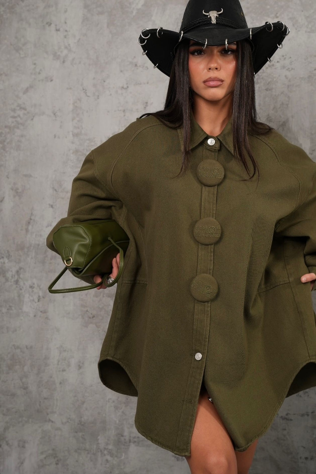 Camisa oversize com botões bordados