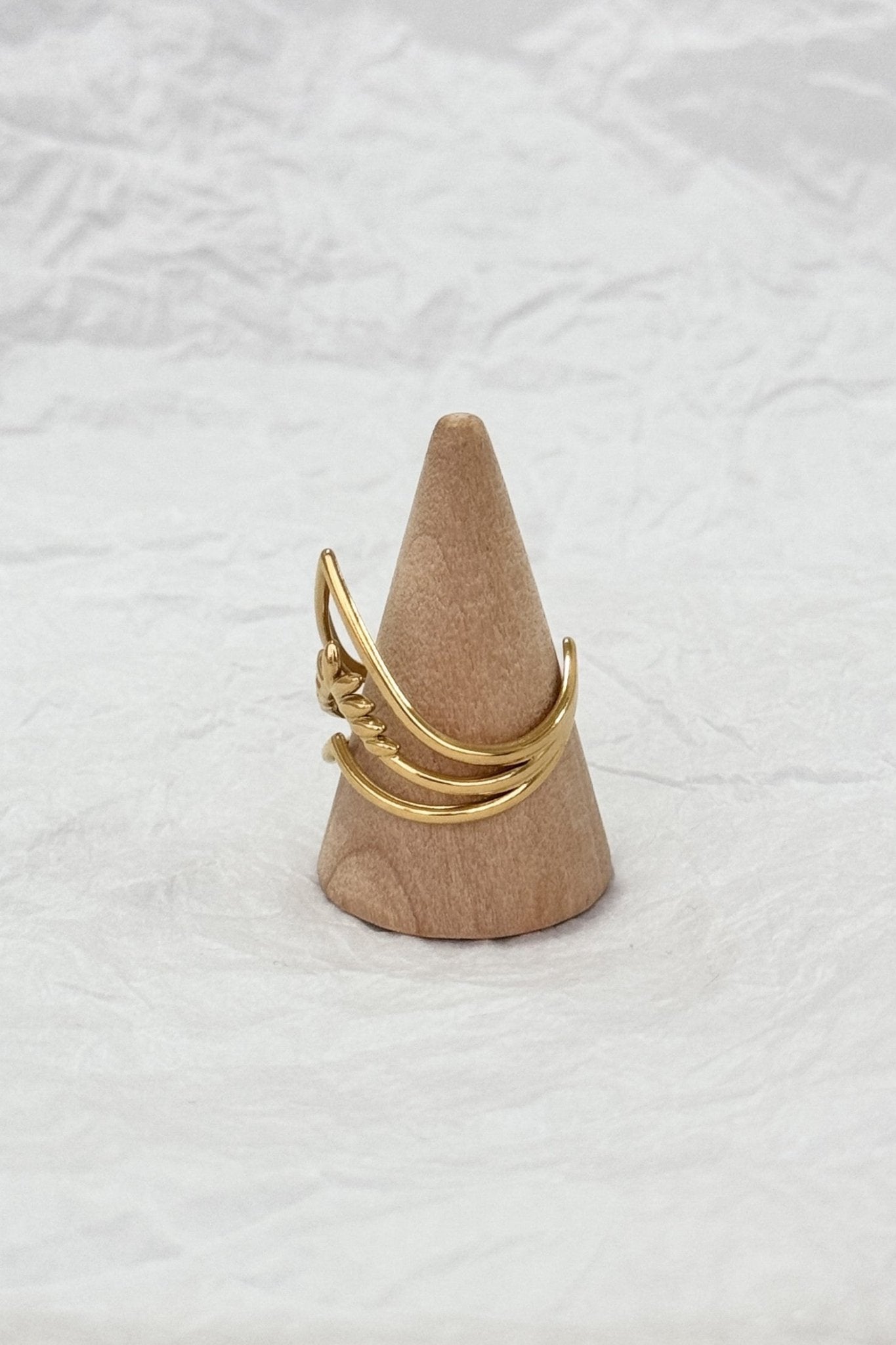 Anel aberto em aço dourado com design triplo V e folhas - lavishiochicAnellavishiochic