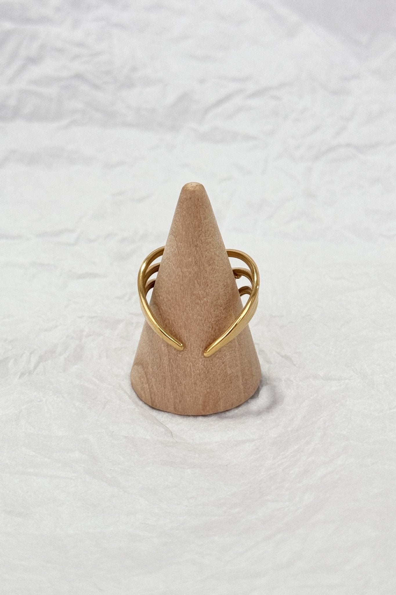 Anel aberto em aço dourado com design triplo V e folhas - lavishiochicAnellavishiochic