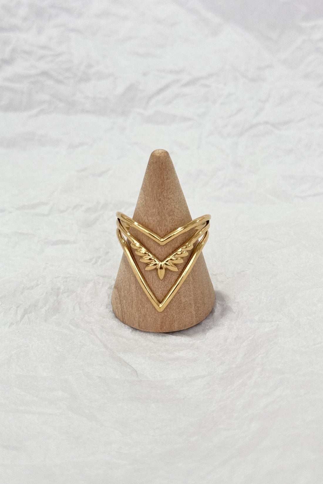 Anel aberto em aço dourado com design triplo V e folhas - lavishiochicAnellavishiochic