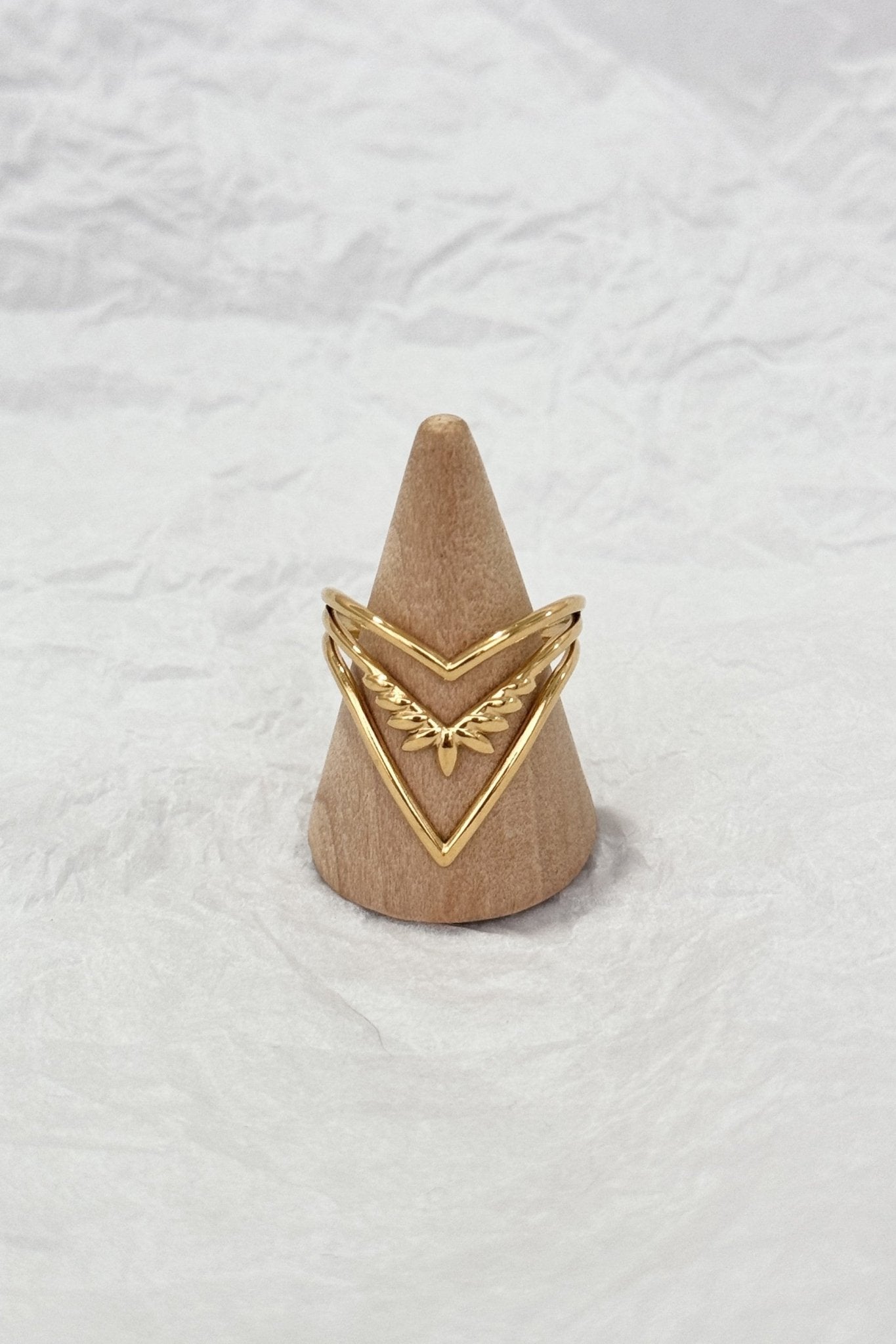 Anel aberto em aço dourado com design triplo V e folhas - lavishiochicAnellavishiochic