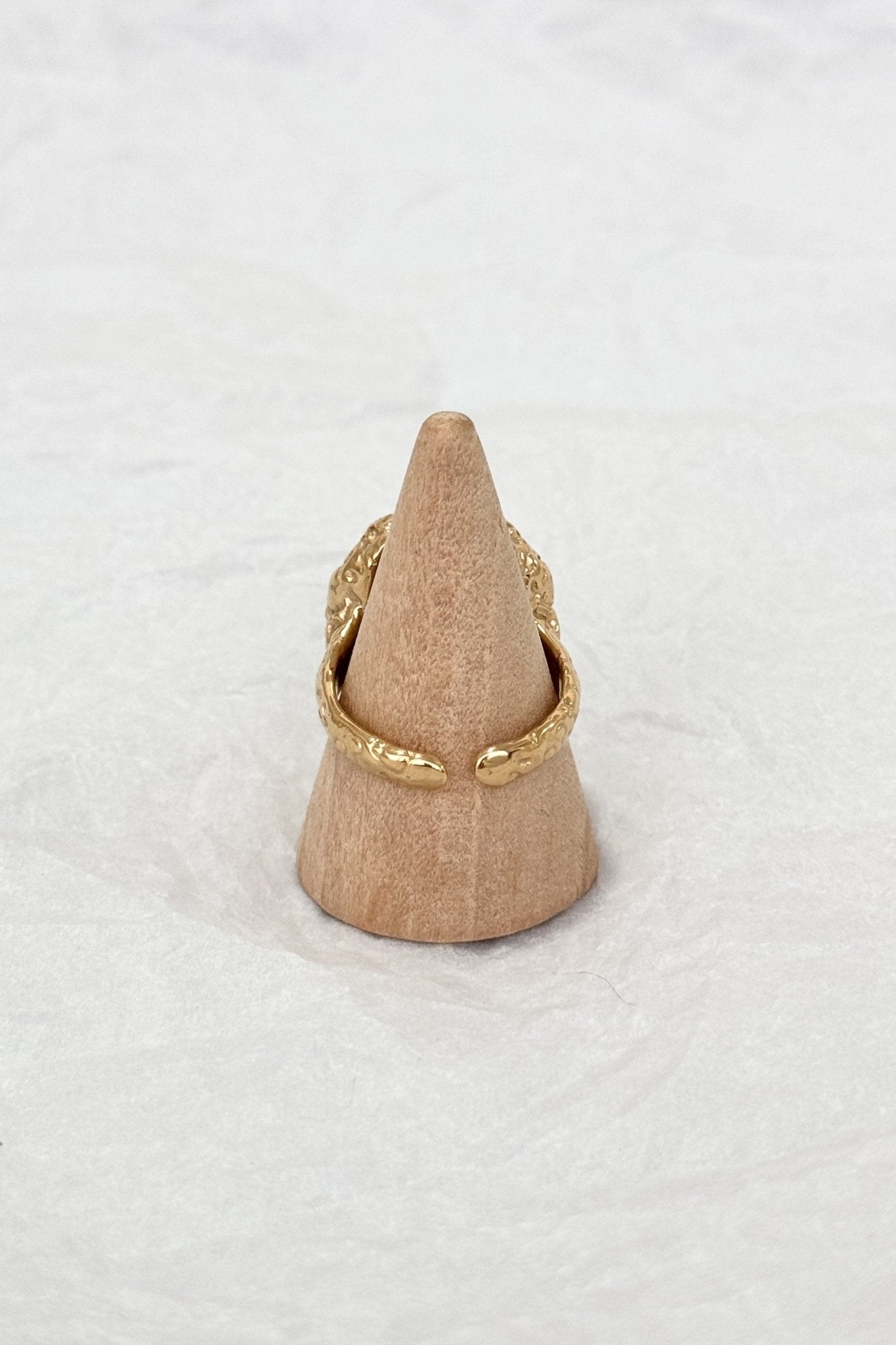 Anel aberto em aço dourado com pedra e coração - lavishiochicAnellavishiochic