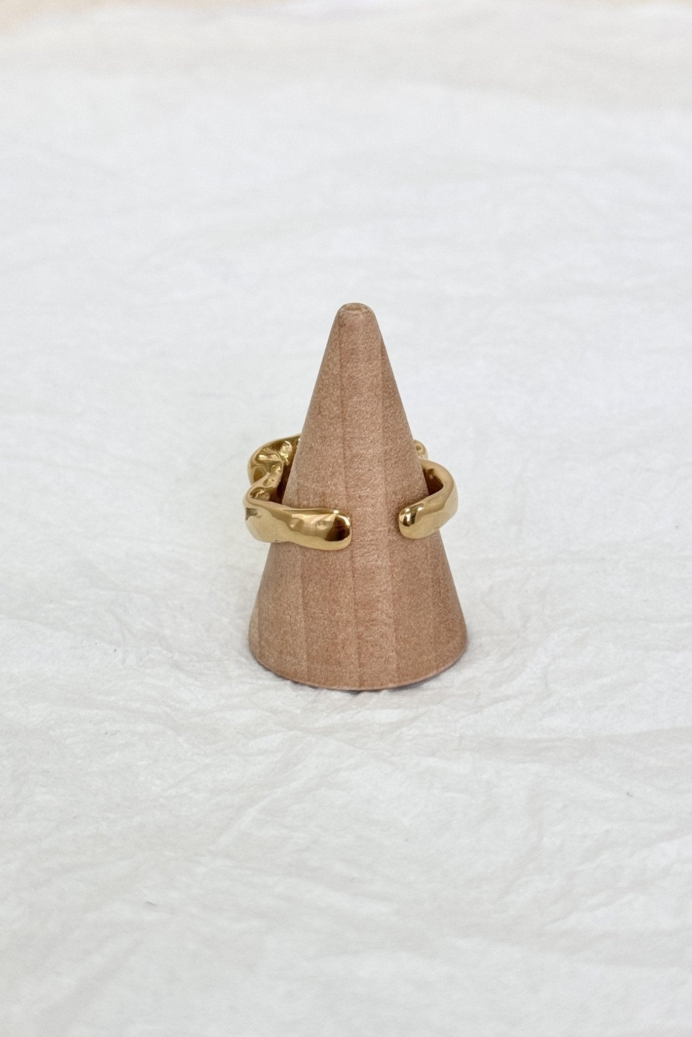 Anel em aço dourado texturizado ajustável - lavishiochicAnellavishiochic