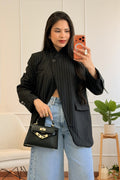 Blazer listrado com gola assimétrica - lavishiochiccasacolavishiochic