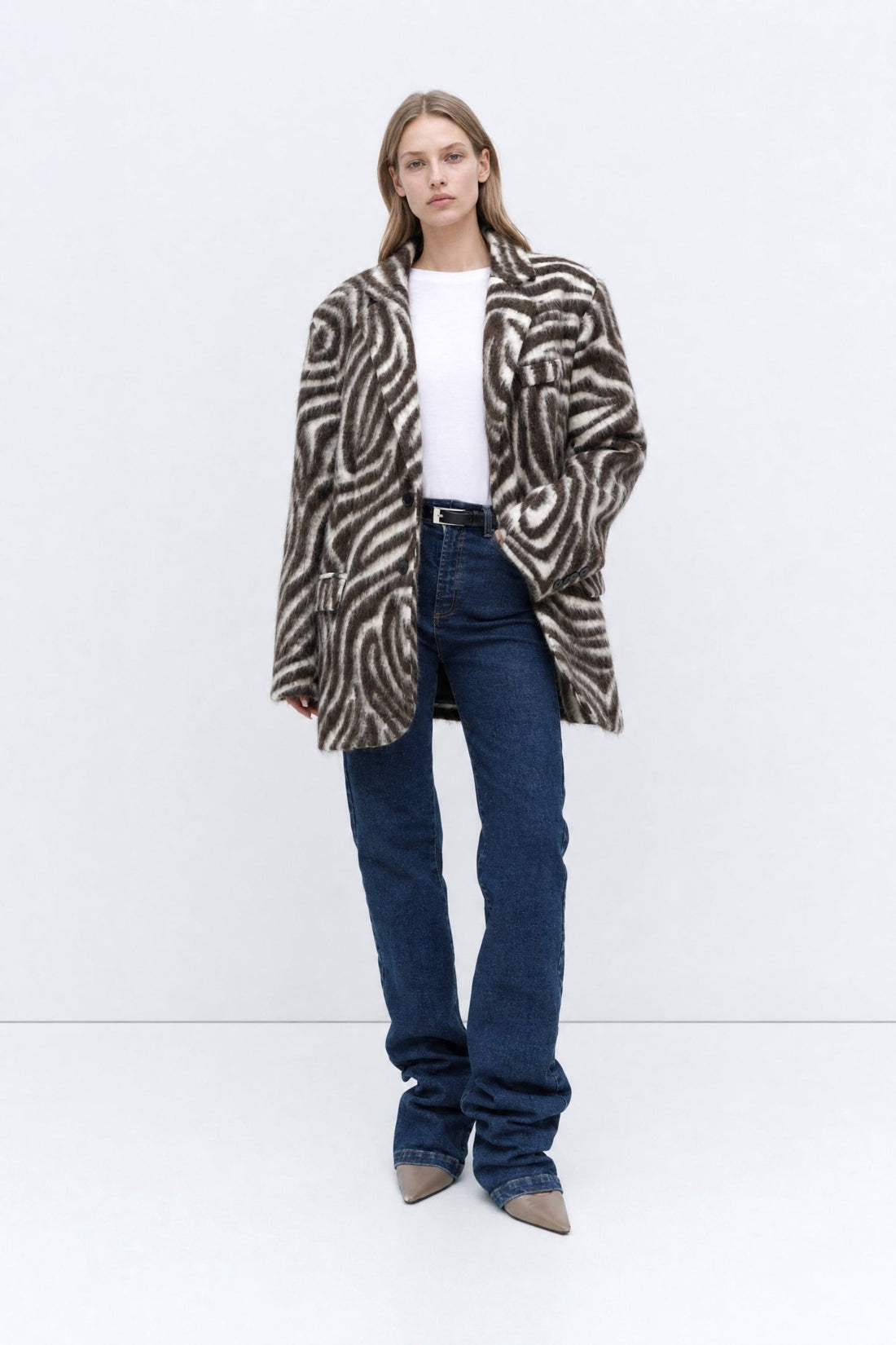 Blazer oversized em pelo sintético com padrão zebra LUMINA - lavishiochiccasacoslumina