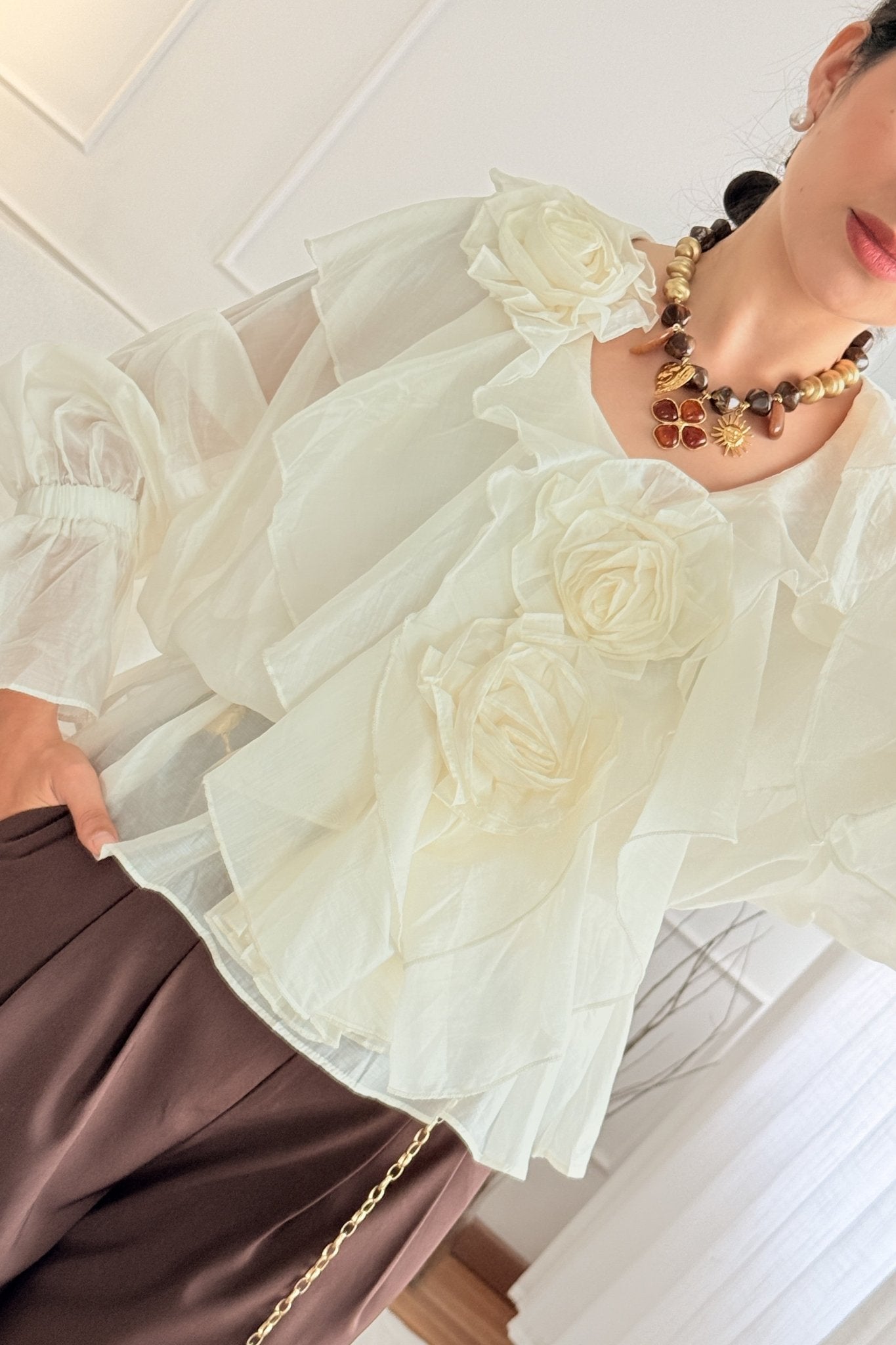 Blusa com aplicações florais MOCHY - lavishiochicBlusaMochy