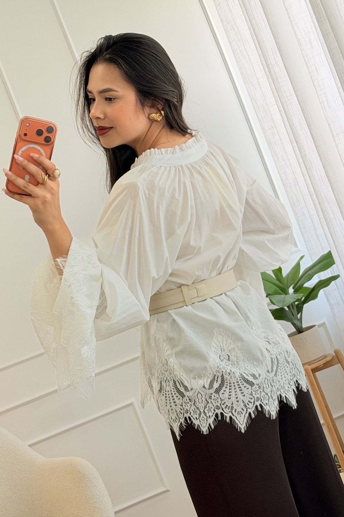 Blusa com gola de folho e mangas flare em renda - lavishiochicBlusalavishiochic