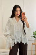 Blusa com gola de folho e mangas flare em renda - lavishiochicBlusalavishiochic