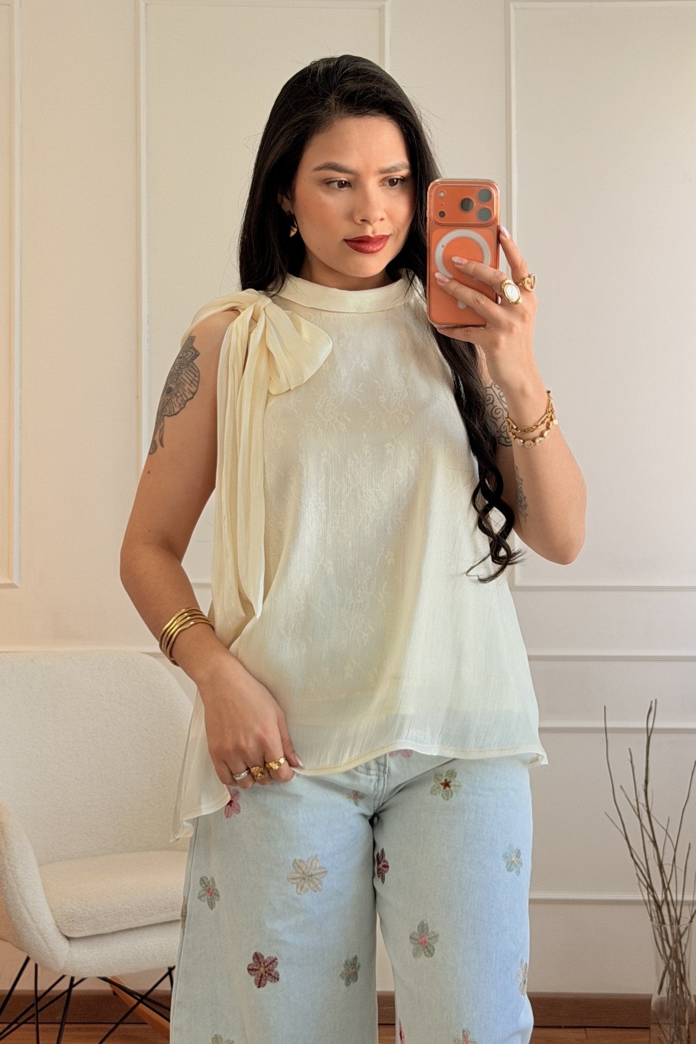 Blusa com Laço Lateral e Detalhe em Renda ELLI WHITE - lavishiochicBlusaELLI WHITE
