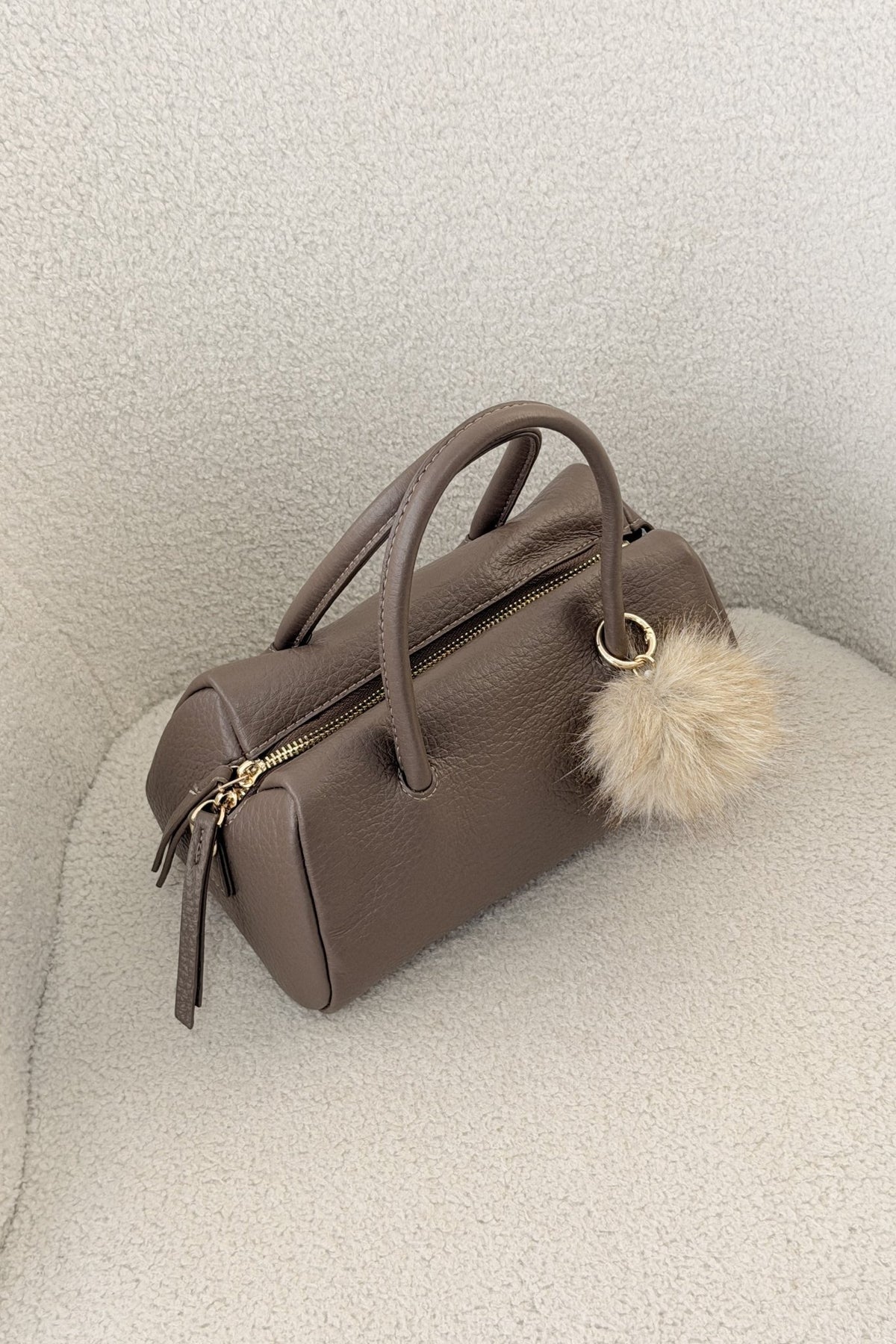 Bolsa cilíndrica com pom-pom - lavishiochicMalalavishiochic